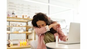 Covered sneezes are stuill contagious